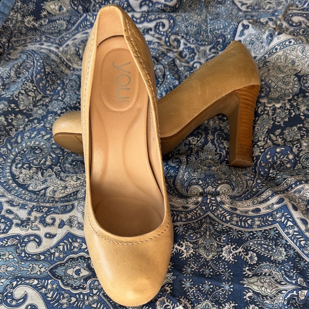 CROCS You Tan Leather Round-Toe Pumps